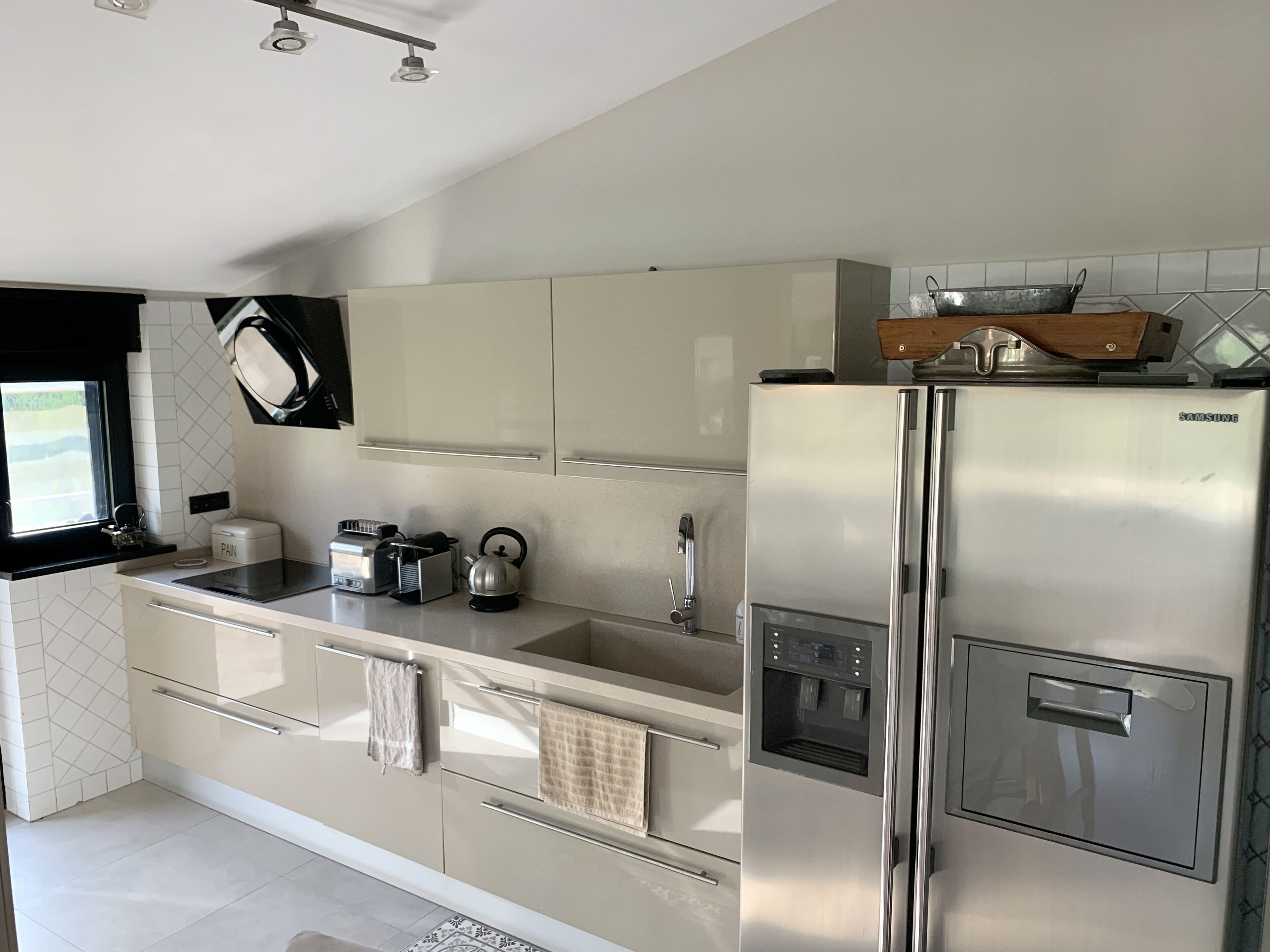 Frigorifero, forno, piano cottura, lavastoviglie