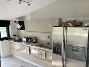 Kühlschrank, Ofen, Herdplatte, Geschirrspüler