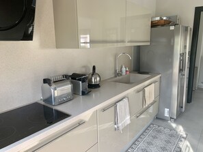 Frigorifero, forno, piano cottura, lavastoviglie