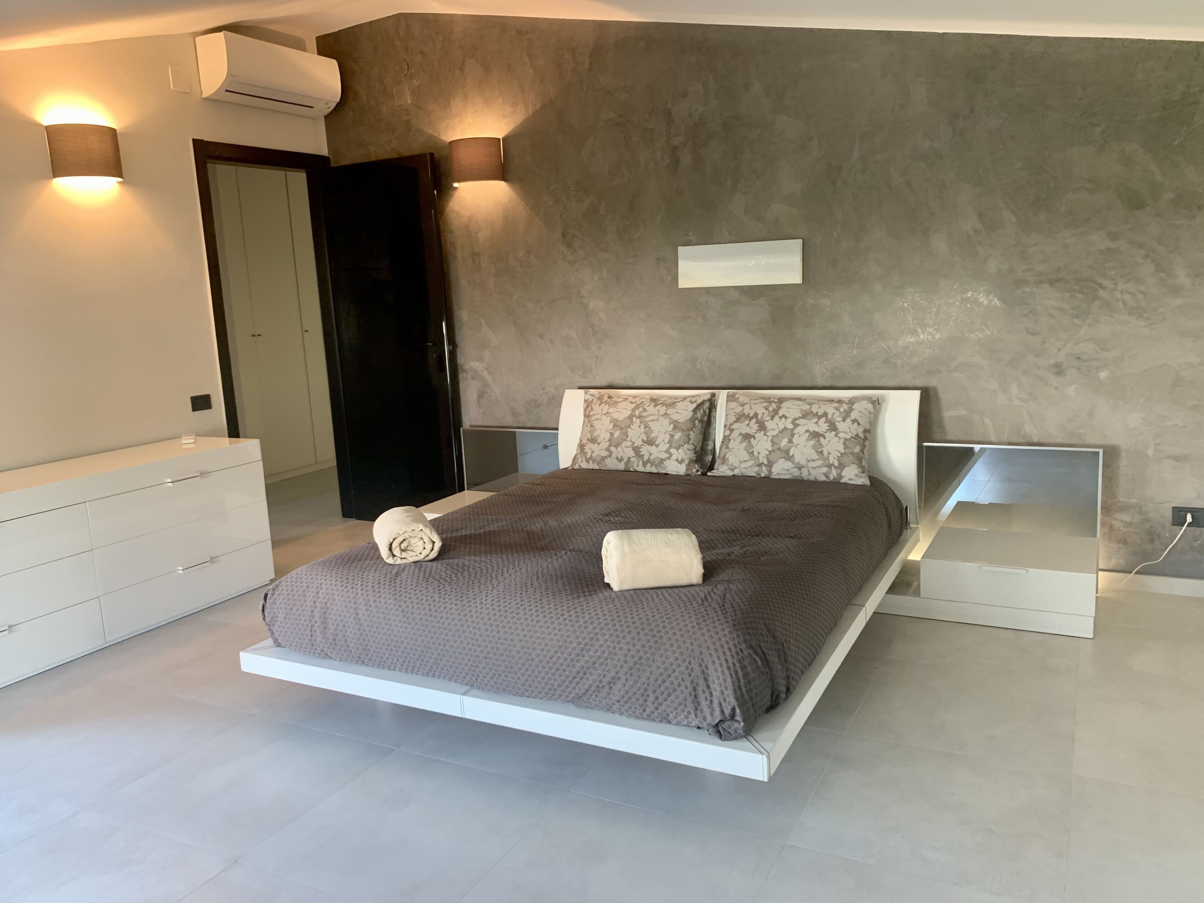 2 slaapkamers, een strijkplank/strijkijzer, gratis wifi, beddengoed