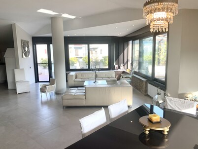 150 m2 penthouse with a very large terrace in the heart of Pompeii