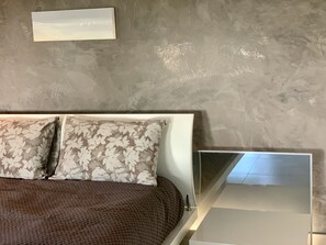 2 makuuhuonetta, silitysrauta/-lauta, ilmainen Wi-Fi, vuodevaatteet