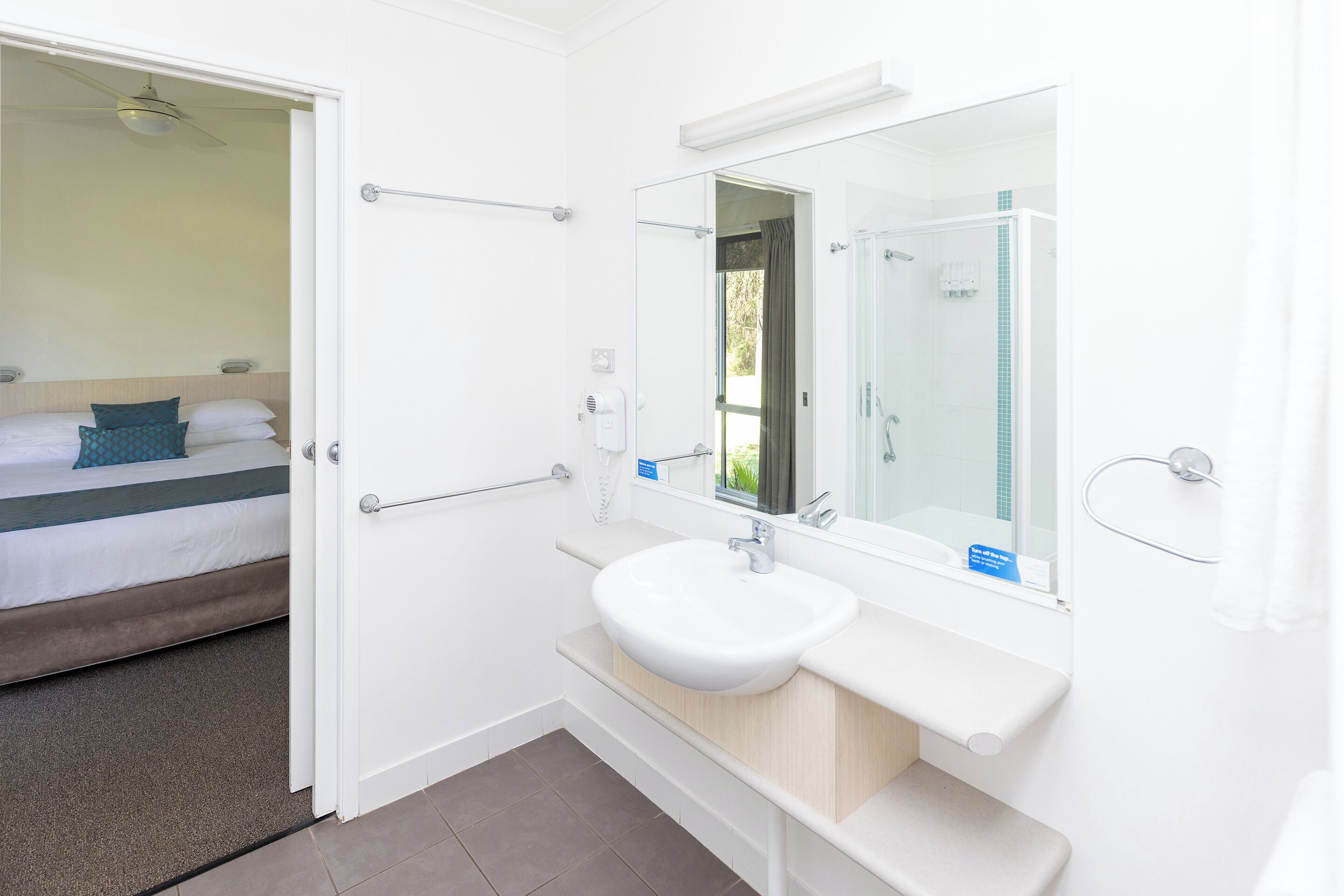 3 Bedroom Lakeside Cabin | Badezimmer