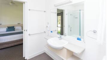 3 Bedroom Lakeside Cabin | Badezimmer | Handtücher, Seife, Shampoo, Toilettenpapier