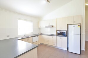 3 Bedroom Lakeside Cabin | Eigene Küche