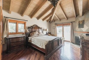 3 室のベッドルーム、デスク、旅行用ベビーベッド、WiFi (無料)