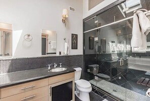 Combined shower/bathtub, hair dryer, towels, shampoo - Ocean view Surf Ghetto custom home (San Clemente)