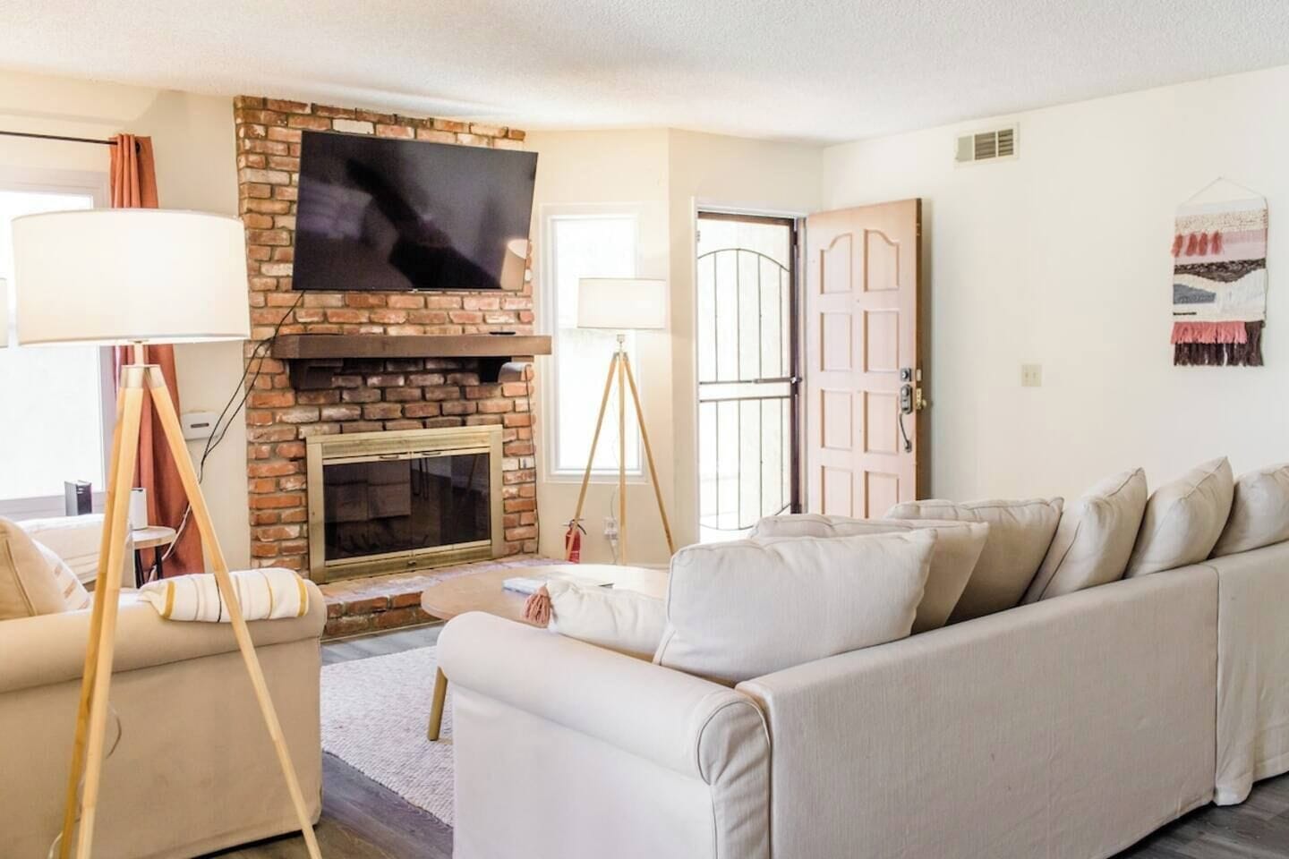Smart TV, chimenea, servicios de streaming y oficina 