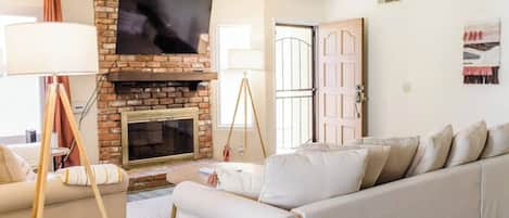 Smart TV, chimenea, servicios de streaming y oficina