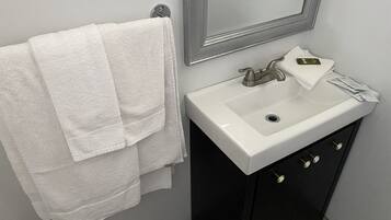 Habitación cuádruple básica | Baño | Toallas