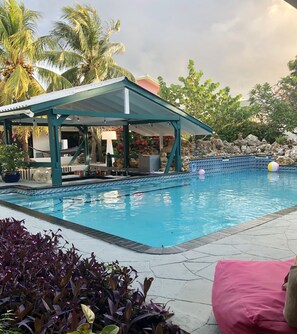 Hồ bơi ngoài trời, ghế dài tắm nắng 