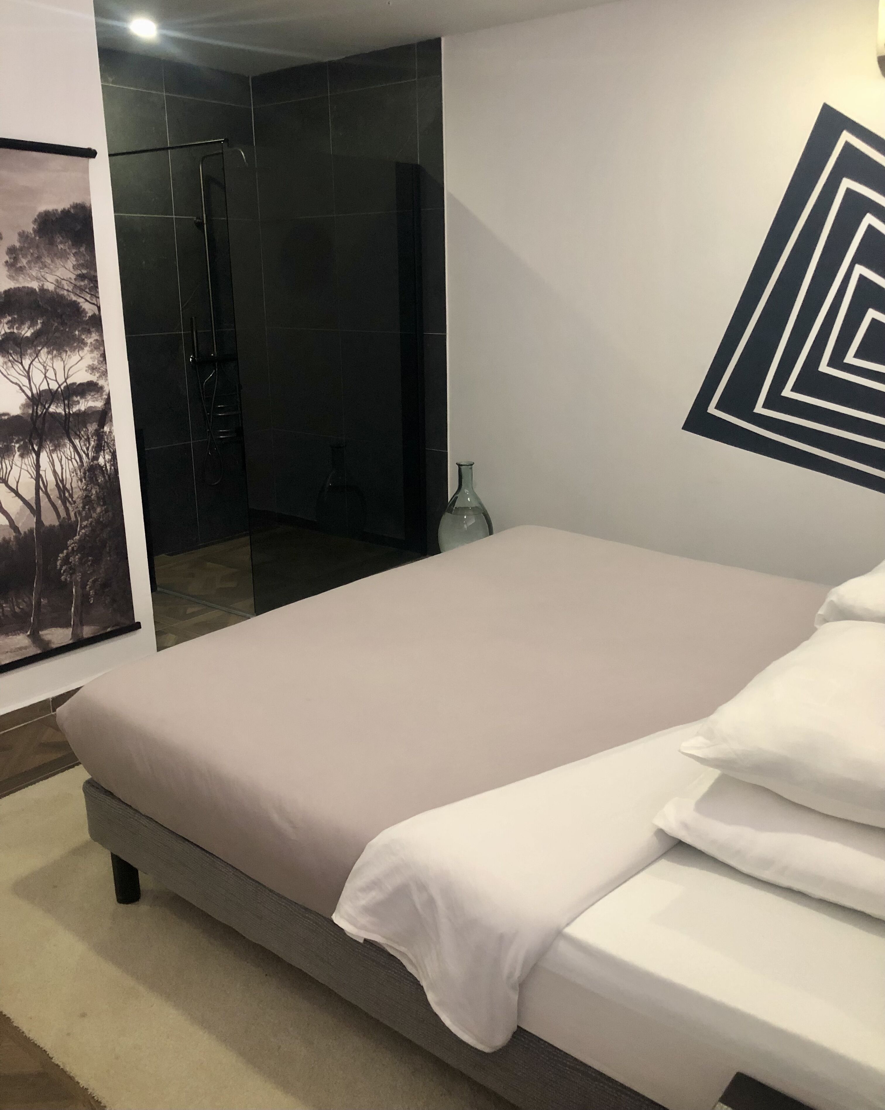 premium bedding, soundproofing, free wifi, bed sheets