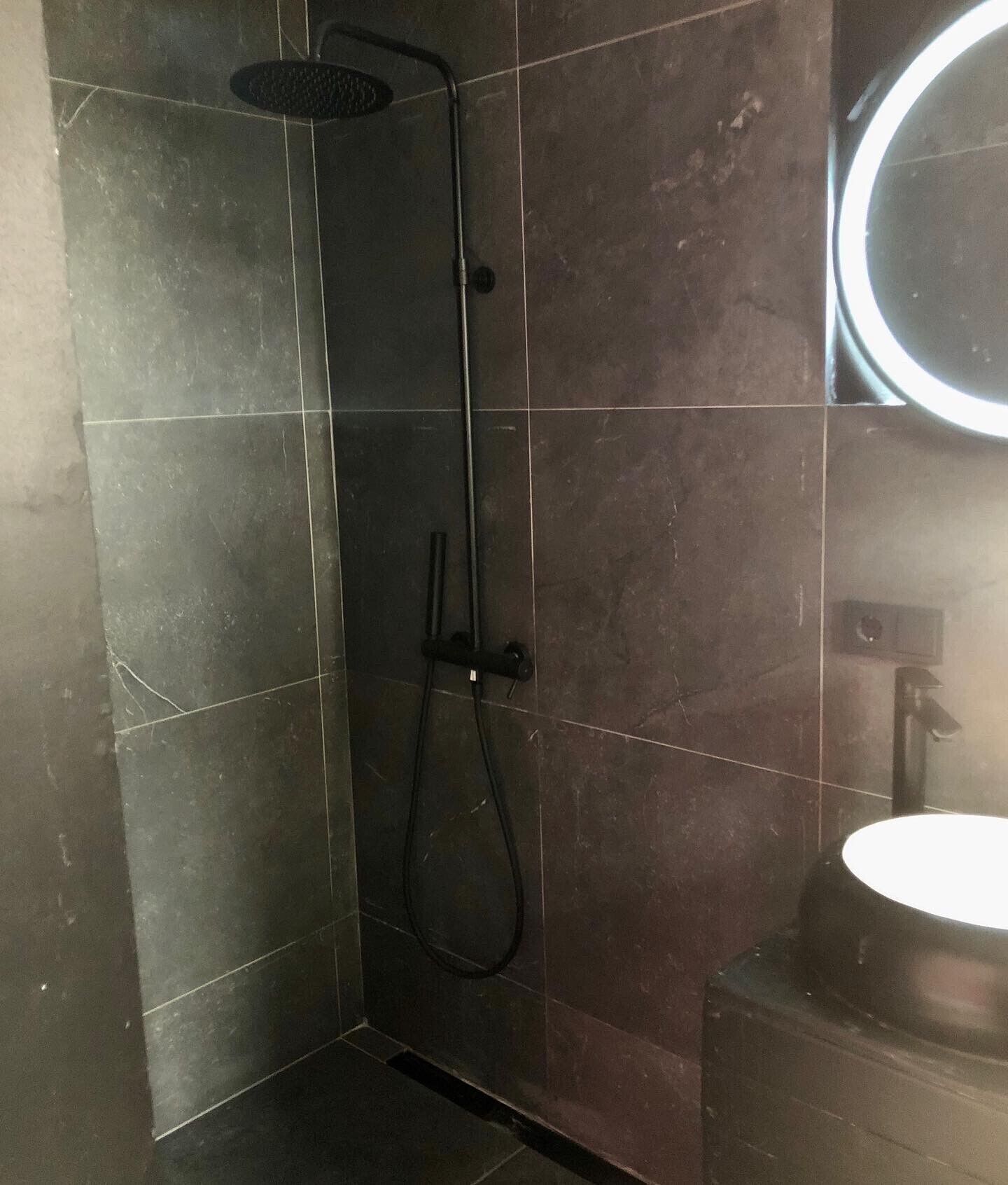 rainfall showerhead, free toiletries, hair dryer, towels