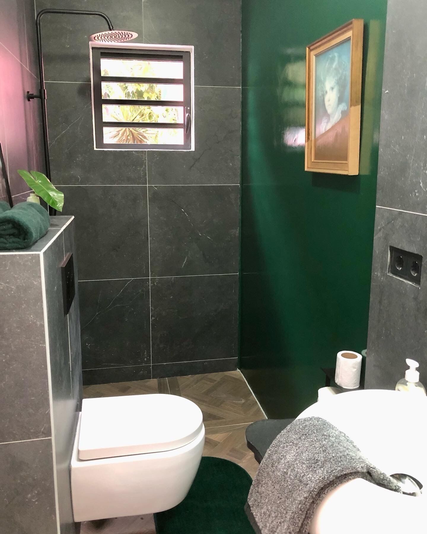 rainfall showerhead, free toiletries, hair dryer, towels