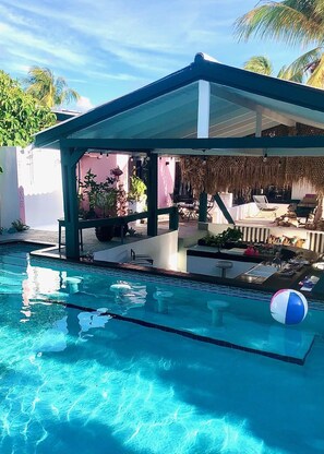 Quầy bar bên hồ bơi