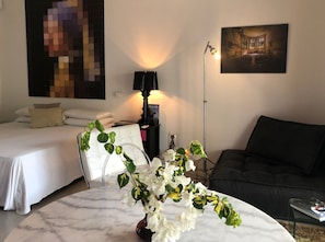 Quarto casal design | Roupas de cama premium, quartos à prova de som, Wi-Fi de cortesia