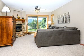 Smart-TV, Kamin, Bücher