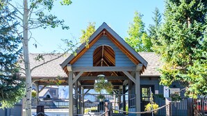 Eine Lodge mit Holzbauweise, einer Veranda und einem eingezäunten Bereich.