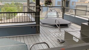 Eine überdachte Terrasse mit Blick auf eine gebirgige Landschaft.