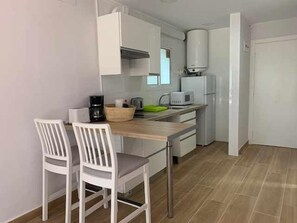 Micro-ondes, plaque de cuisson, cafetière/bouilloire, grille-pain