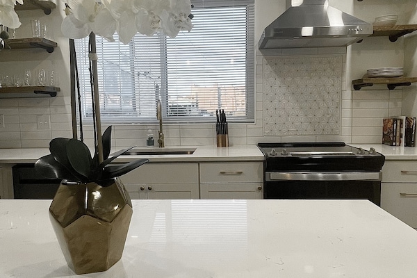 Jääkaappi, mikroaaltouuni, uuni, liesi