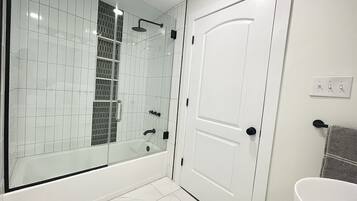 Ensemble douche/baignoire, sèche-cheveux, serviettes fournies, savon