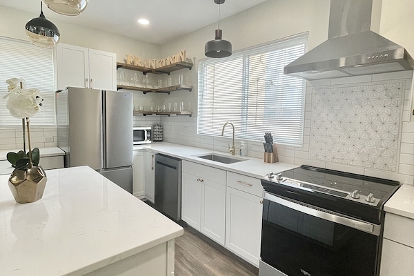 Een koelkast, een magnetron, een oven, een kookplaat