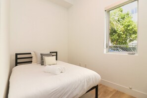 Iron/ironing board, free WiFi, bed sheets - Aerie Apartments (Miami)