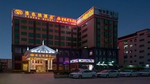 A multi-story hotel with a prominent sign in the center. - Vienna Hotel Guangzhou Huadu Cultural Tourism City Shiling shop (Guangzhou)
