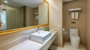 A modern bathroom with a large mirror, a white sink, and a toilet. - Vienna Hotel Guangzhou Huadu Cultural Tourism City Shiling shop (Guangzhou)