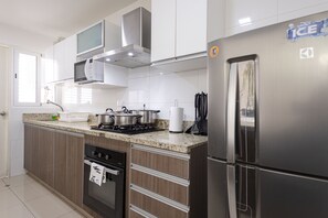 Fridge, microwave, oven, stovetop - AMAZING TOP FLOOR APT 2BD/2.5BA IN MIRAFLORES (Miraflores)