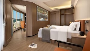A hotel room with a bed, bedside table, and a large window. - Dilunting International Hotel (Wansheng Yaocheng) (Chongqing)