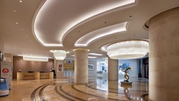 A spacious lobby with a marble floor, large columns, and a reception desk. - Dilunting International Hotel (Wansheng Yaocheng) (Chongqing)