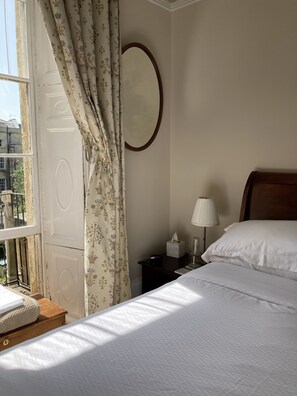 1 bedroom, desk, iron/ironing board, travel cot - Spacious Regency Crescent Idyllic Location (Bath)