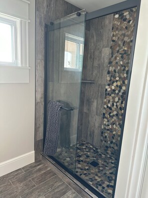 Ensemble douche/baignoire, sèche-cheveux, serviettes fournies, savon