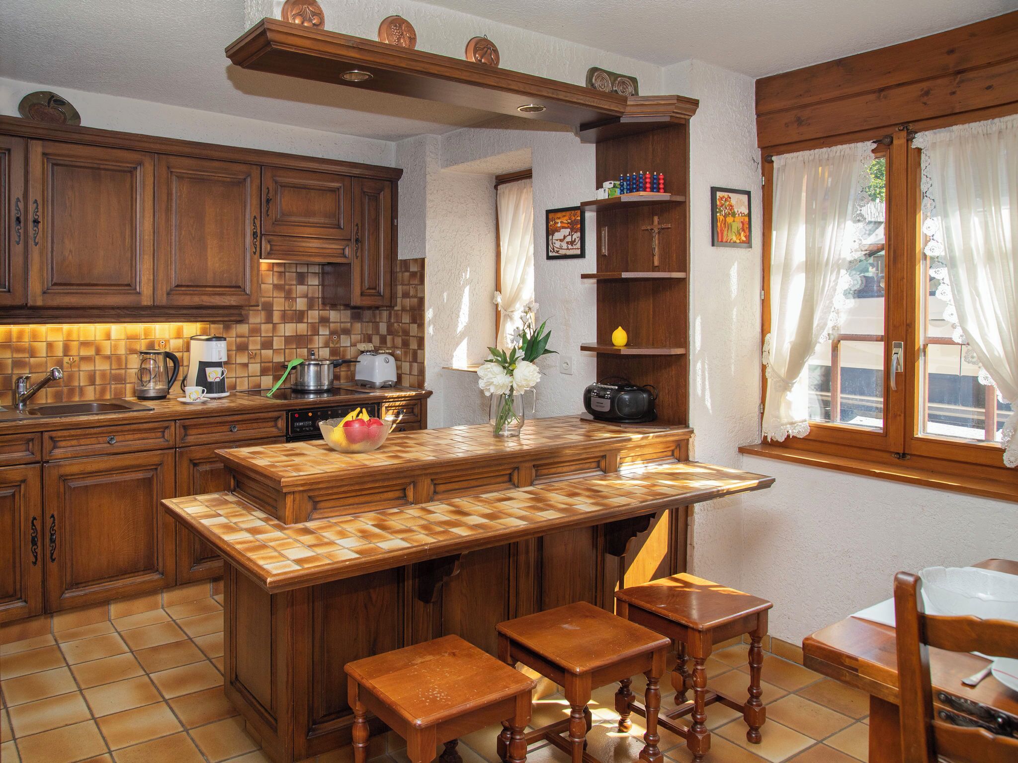 Réfrigérateur, four, batterie de cuisine, vaisselle et ustensiles