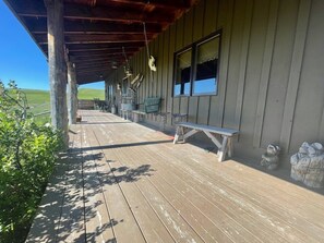 Outdoor dining - The Shepherd's Retreat, superior mountain views (Livingston)