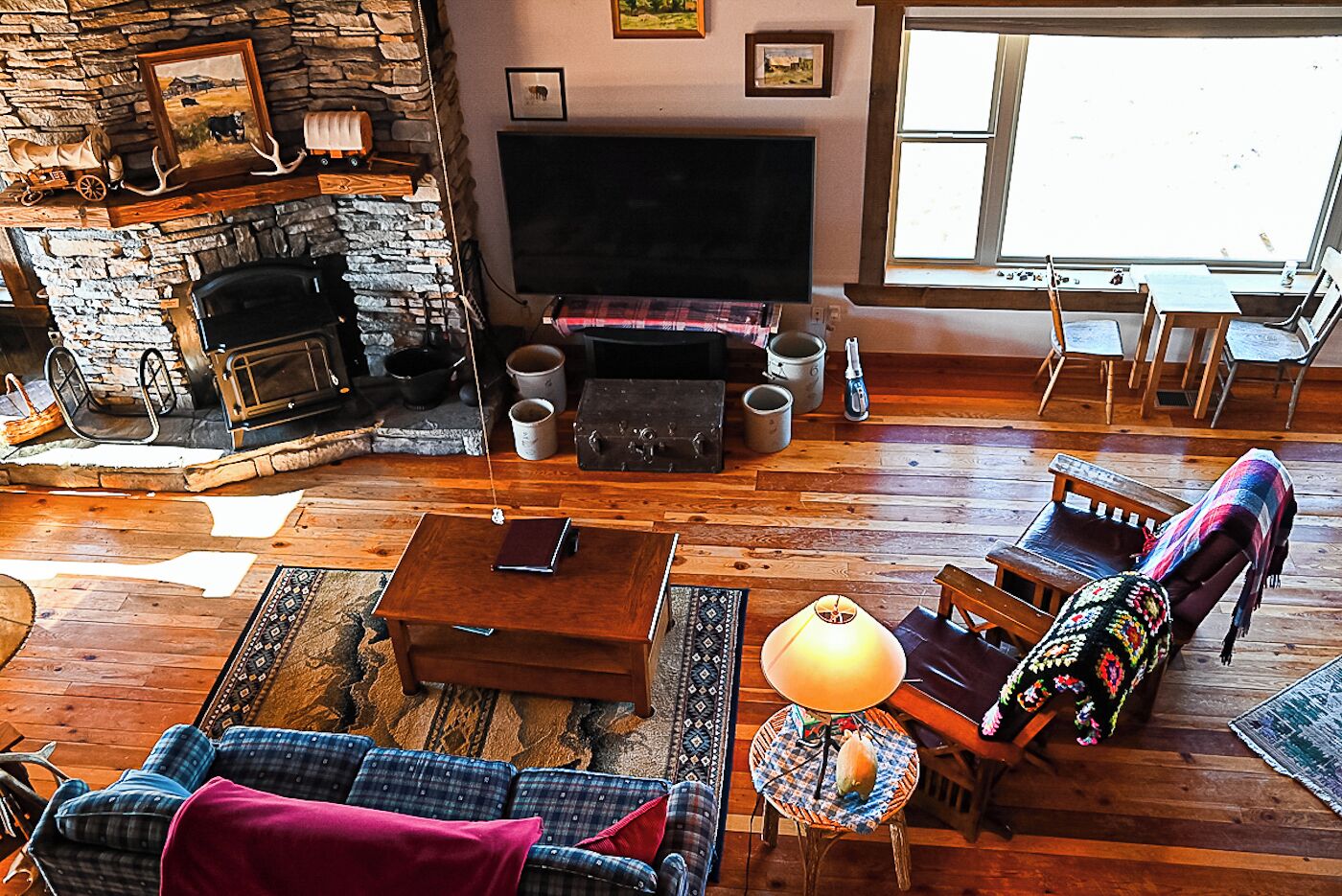 Smart TV, lettore DVD, libri, impianto stereo