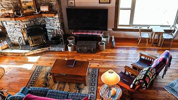 Smart TV, DVD player, books, stereo