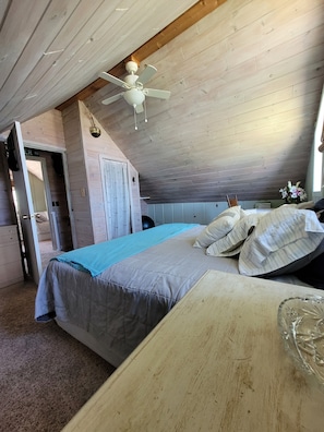 3 bedrooms, travel cot, free WiFi, bed sheets - Cozy Cottage with Lake Leelanau access (Traverse City)