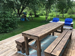 Outdoor dining - Cozy Cottage with Lake Leelanau access (Traverse City)