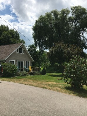 Exterior - Cozy Cottage with Lake Leelanau access (Traverse City)
