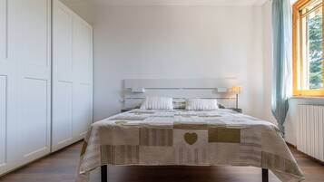 3 slaapkamers, een bureau, een strijkplank/strijkijzer, reisbedje