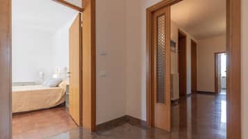 3 camere, una scrivania, ferro/asse da stiro, culla da viaggio