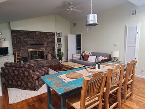 Smart TV, fireplace, books, stereo - Calhoun Lakehouse on Monkey Island (Afton)