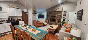 Älytelevisio, takka, kirjoja, stereot