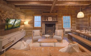 Smart TV, fireplace, Netflix, books - Sugar Mountain Log Cabin with Hot Tub, Fire Pit & Modern Comforts (Banner Elk)