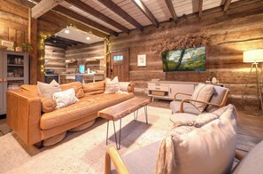 Smart TV, fireplace, Netflix, books - Sugar Mountain Log Cabin with Hot Tub, Fire Pit & Modern Comforts (Banner Elk)