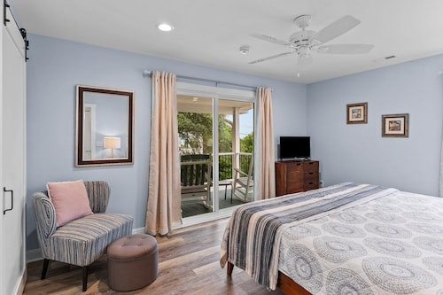 Come Down The Shore!  Beautiful Renovated 4 Bedroom Home Close To Beach Access! - Oak Island, NC