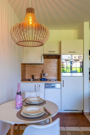 Unclassified image, 2 of 20, button